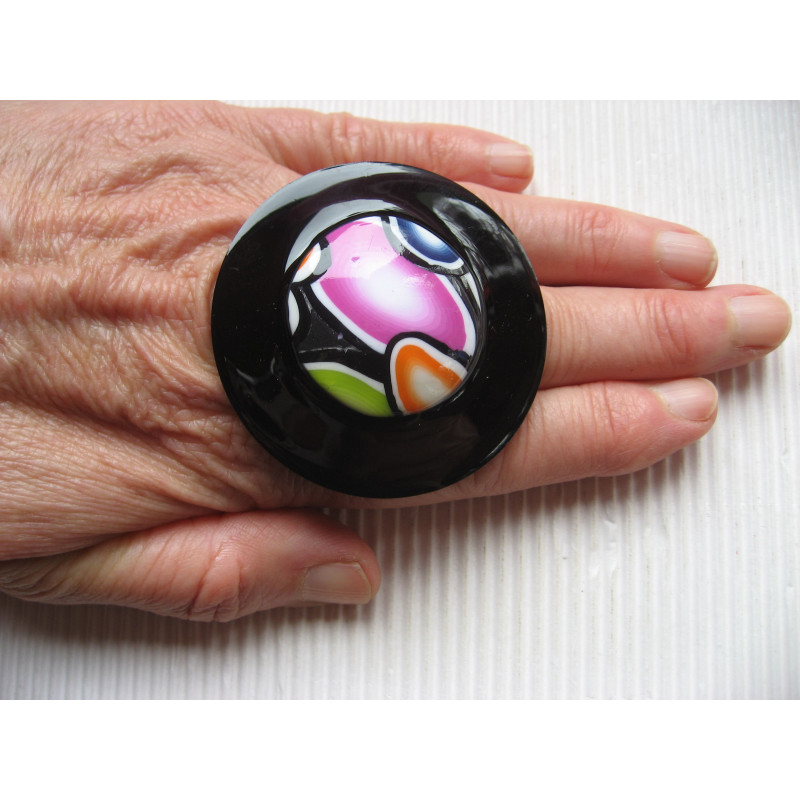 Very large adjustable ring, multicolored fimo cabochon, on a black resin background