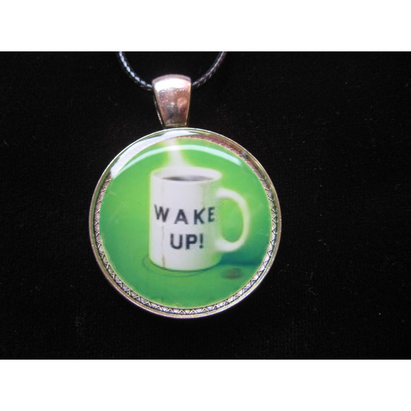 Pendentif fantaisie, Wake up, serti en résine