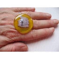 Grande bague fantaisie, chat gris, sur fond jaune en résine