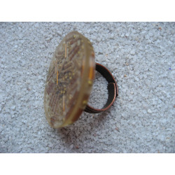Grande bague, perles rocailles dorées, en résine