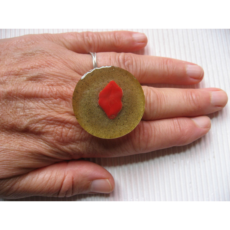 Large ring, heart-shaped mouth, on resin sand background