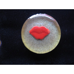 Grande bague, bouche en coeur, sur fond de sable en résine