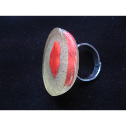 Grande bague, bouche en coeur, sur fond de sable en résine