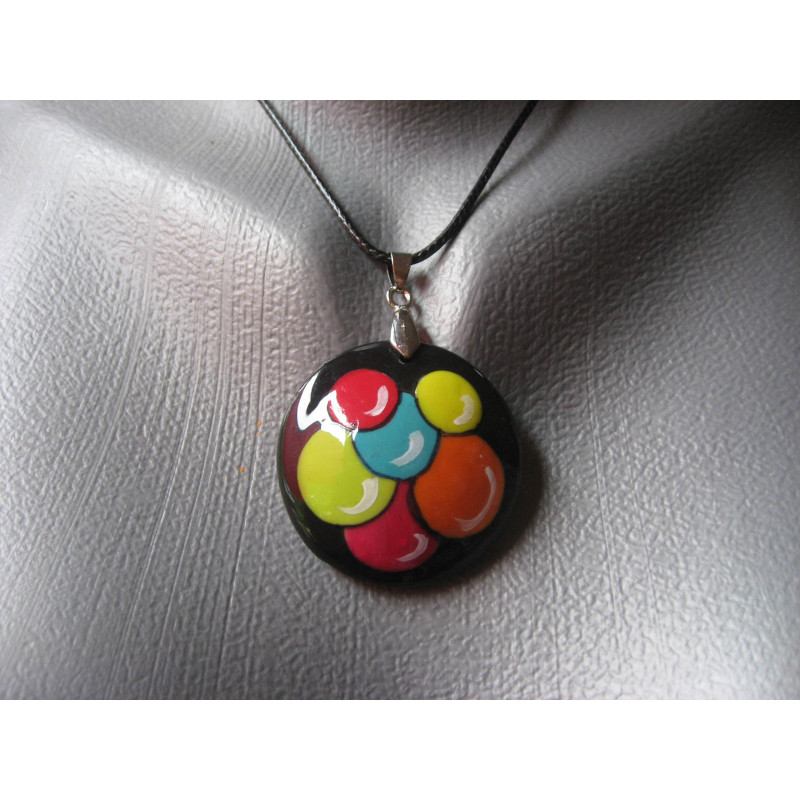 Pendentif cabochon motifs multicolores sur fond noir en fimo