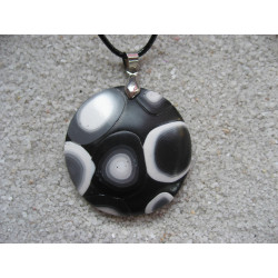 Cabochon pendant, black and white patterns on a black background in fimo