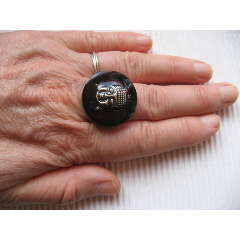 BAGUE Zen, Bouddha argenté, sur fond noir en résine