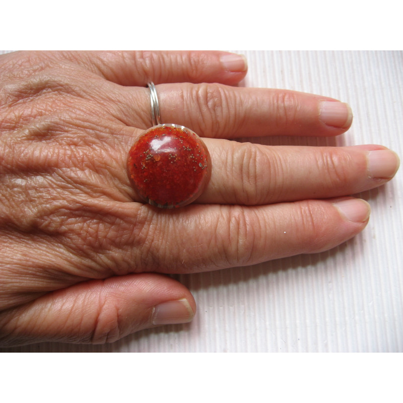 RING small cabochon, silver microbeads, on red resin