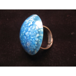 BAGUE grand cabochon, cailloux turquoises, sur fond transparent en résine