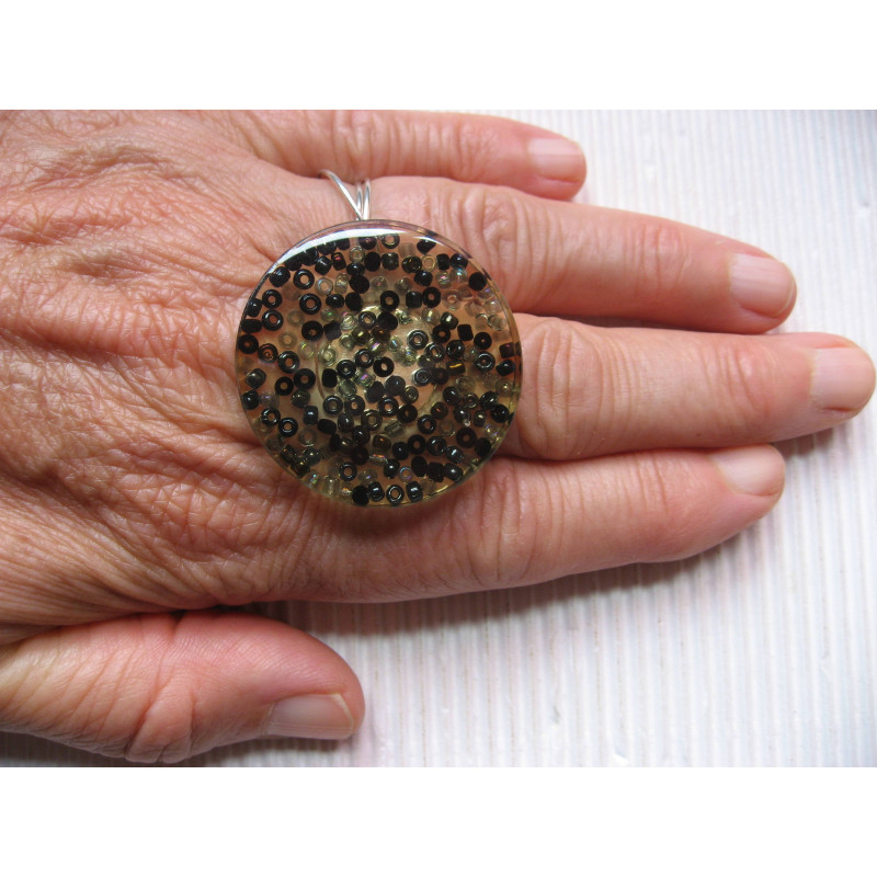 Grande bague, perles noires et argentées, en résine