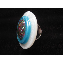 Very large ring, multicolored glitter cabochon, on an turquoise and white pearlescent resin background