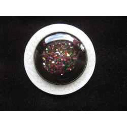 Very large ring, multicolored glitter cabochon, on an black and white pearlescent resin background