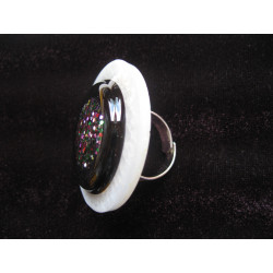 Very large ring, multicolored glitter cabochon, on an black and white pearlescent resin background