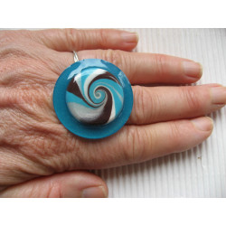 Grande bague, spirale turquoise et marron en fimo, sur fond bleu en résine