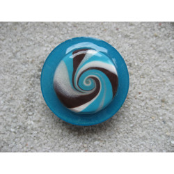 Large ring, turquoise and brown spiral in fimo, on a blue resin background