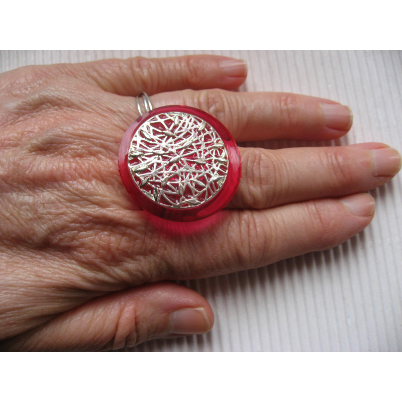 Large ring, silver print, on resin fuchsia background