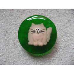 Large fancy ring, beige cat, on a green resin background