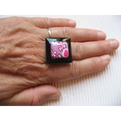 Square RING, pink and purple fimo cabochon, on a black resin background