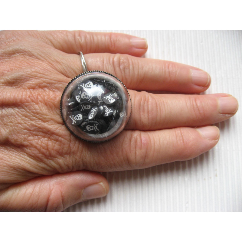 Bague grand dome, Têtes de mort mobiles