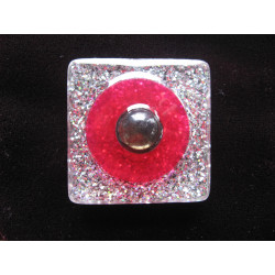 Très grande bague carrée perle noire sur fond rouge et argenté en résine