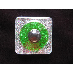 Très grande bague carrée perle noire sur fond vert et argenté en résine