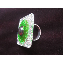 Très grande bague carrée perle noire sur fond vert et argenté en résine