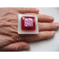 Very large square ring, flowery cabochon on a red background in fimo on a pearly white background in resin