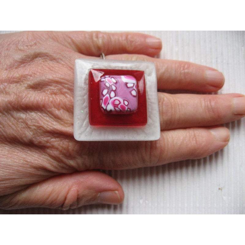 Very large square ring, flowery cabochon on a red background in fimo on a pearly white background in resin