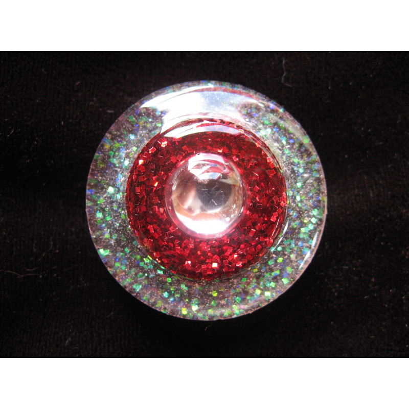 Large ring, white pearl, on a red background and pearly white resin