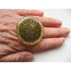 Very large ring, engraved bronze perforated, on pearly white resin